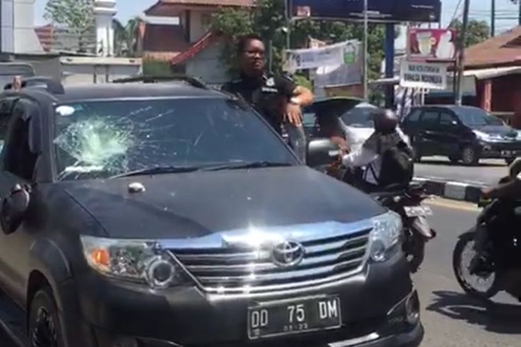 Mobil FA, saat diamankan polisi di Jalan Syekh Yusuf, Makassar, usai tabrak lari, Selasa (10/9/2019).