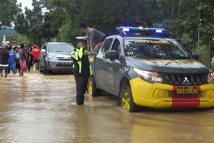Banjir bandang landa dua kecamatan di Luwu, jalan Trans-Sulawesi di Desa Dadeko, Kecamatan Larompong Selatan terendam yang menyebabkan arus kendaraan dari dua arah lumpuh total. Senin (19/8/2019)
