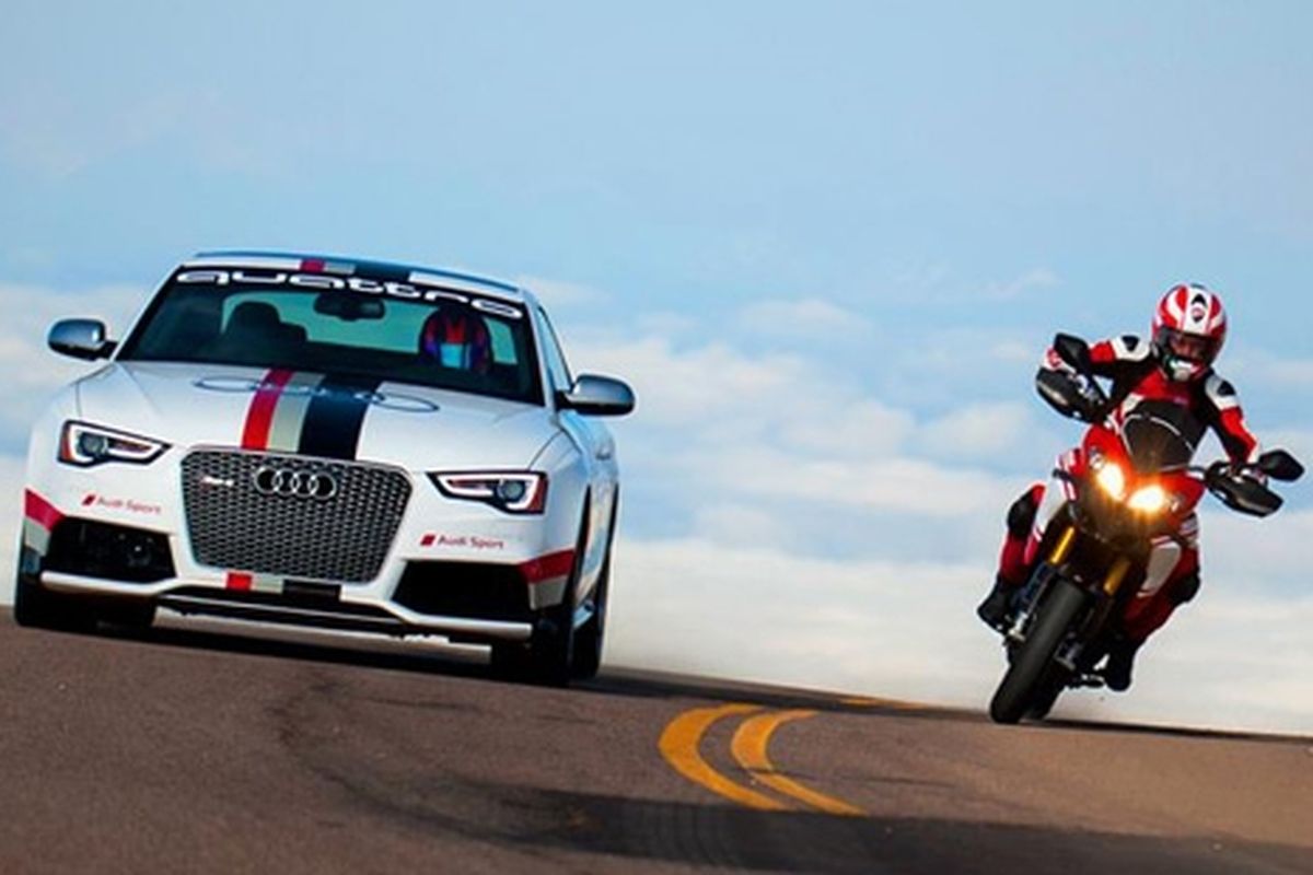 Audi RS5 Coupe dan Ducati Multistrada 1200S mengitari lintasan Pikes Peak, Colorado untuk merayakan kebersamaan.
