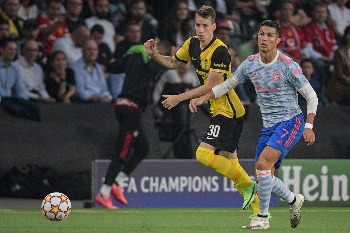 Striker Manchester United Cristiano Ronaldo (kanan) berebut bola dengan gelandang muda Swiss Sandro Lauper pada pertandingan Grup F Liga Champions UEFA antara Young Boys dan Manchester United di stadion Wankdorf di Bern, pada 14 September 2021