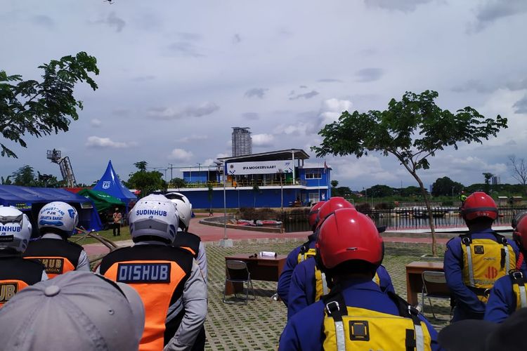 Pemerintah Kota Jakarta Barat  melakukan simulasi penyelamatan warga ketika terjadi bencana banjir di pinggir sungai Mookervart atau di depan Masjid Raya Hasyim Asy'ari, Jakarta Barat, Rabu (17/11/2021) 