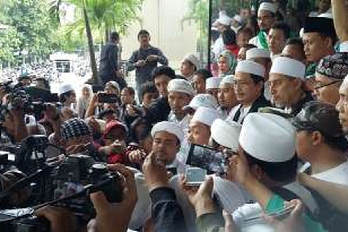 Imam Besar Front Pembela Islam (FPI) Rizieq Shihab di Gedung KPK, Jakarta, Senin (4/4/2016).
