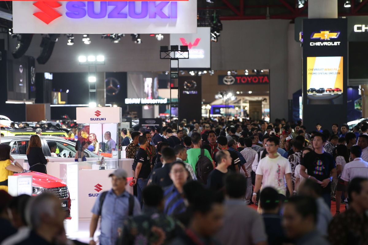 Pengunjung menyaksikan pameran otomotif Telkomsel Indonesia International Motor Show (IIMS) 2019 di JIExpo Kemayoran, Jakarta Pusat, Jumat (26/4/2019). Pameran otomotif terbesar ini akan berlangsung hingga 5 Mei 2019 mandatang.