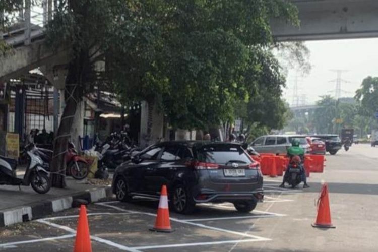 Parkir Bikin Macet di Cawang Jaktim, Dishub Terapkan Parkir On The Street