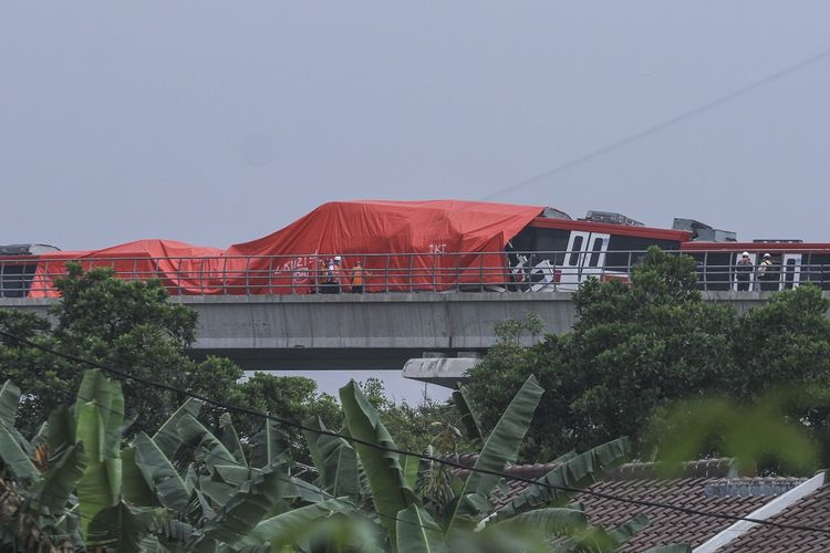 Petugas memeriksa gerbong kereta LRT yang mengalami kecelakaan di ruas Cibubur-TMII, Jakarta, Senin (25/10/2021). Dua kereta ringan lintas rel terpadu (LRT) Jabodebek mengalami kecelakaan di jalur layang ruas Cibubur-TMII pada pukul 12.30 WIB dan hingga kini masih dalam proses pemeriksaan. ANTARA FOTO/ Asprilla Dwi Adha/rwa.