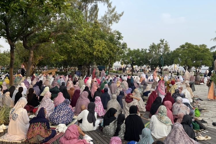 Usai Shalat Idul Adha di Ancol, Pengunjung Langsung Melipir ke Pantai