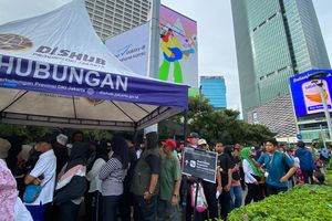 Warga Ramai-ramai Antre Kartu Gratis Transportasi Umum di Bundaran HI