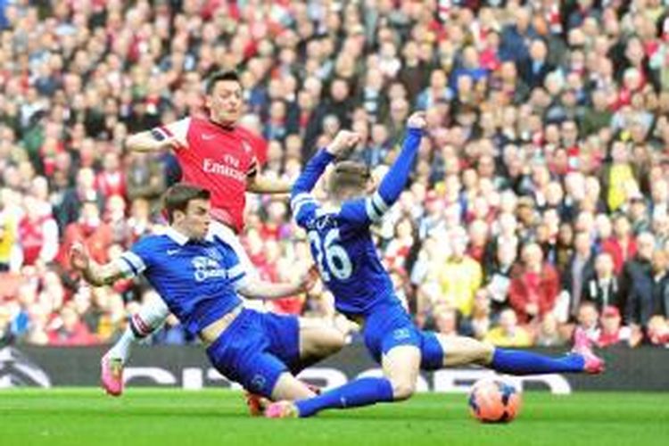 Gelandang Arsenal, Mesut Oezil, mencetak gol pembuka dalam pertandingan babak perempat final FA melawan Everton di Stadion Emirates, Sabtu (8/3/2014). 