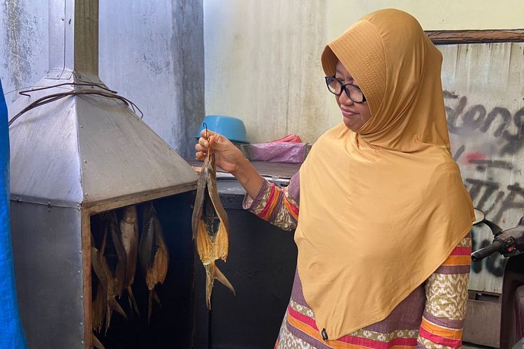 Mahsunah, pengolah bandeng asap khas Sidoarjo dari Kecamatan Sedati, Sidoarjo. 