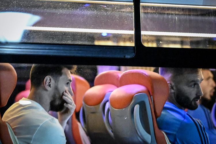 Megabintang timnas Argentina, Lionel Messi, terlihat sedang berada dalam bus saat meninggalkan Stadion Olimpiade di Beijing, China, setelah menjalani sesi latihan, 12 Juni 2023.