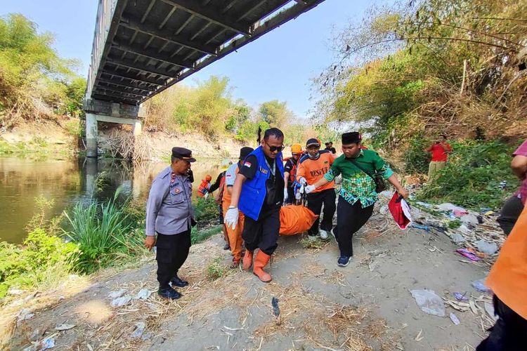 Evakuasi seorang laki-laki ditemukan tanpa identitas ditemukan tewas mengambang di Sungai Bengawan Solo, Desa Sidodadi, Kecamatan Masaran, Kabupaten Sragen, Jawa Tengah (Jateng).