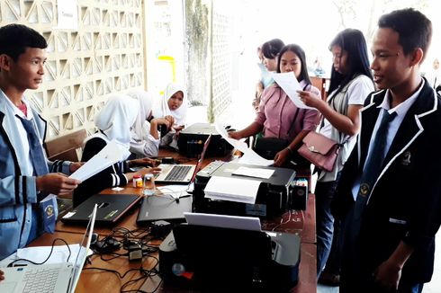 Siswa SMK Negeri 1 Kota Palopo Turun Tangan Bantu Pendaftar PPDB 