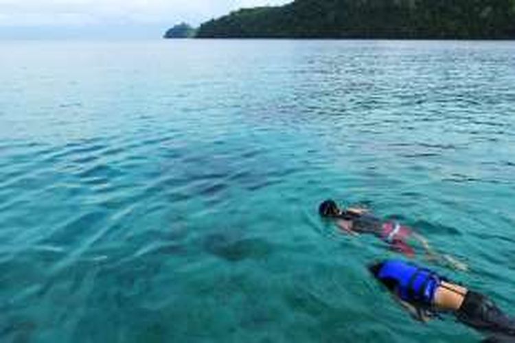 Dua orang wisatawan tengah snorkeling ria menikmati keindahan biota laut Iboih, Sabang, Aceh
