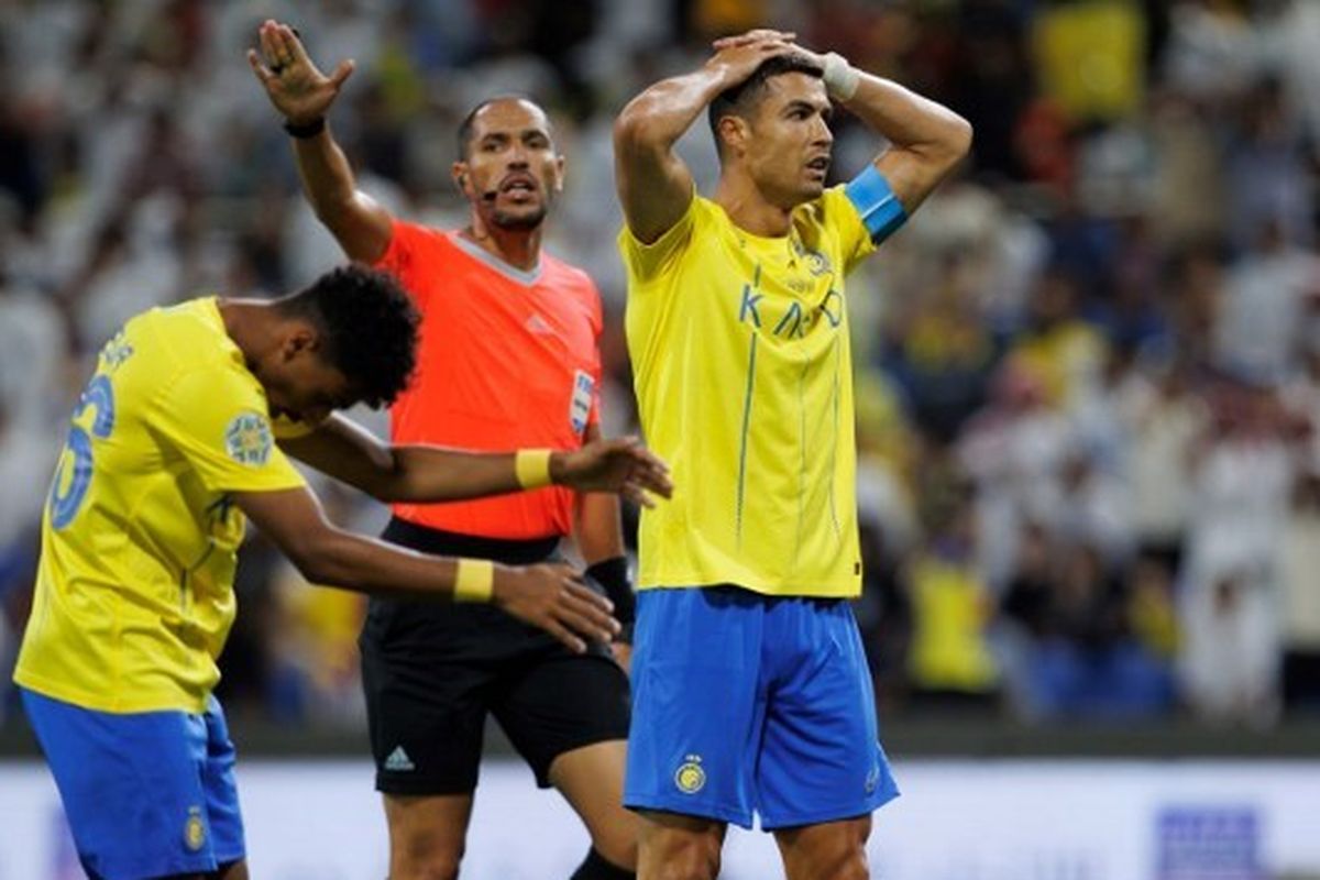 Reaksi penyerang Portugal, Cristiano Ronaldo, saat tampil di penyisihan Grup C Arab Club Champions Cup 2023 yang mempertemukan Al Nassr vs Al Shabab di King Fahd Stadium 28 Juli 2023. (Foto oleh AFP)