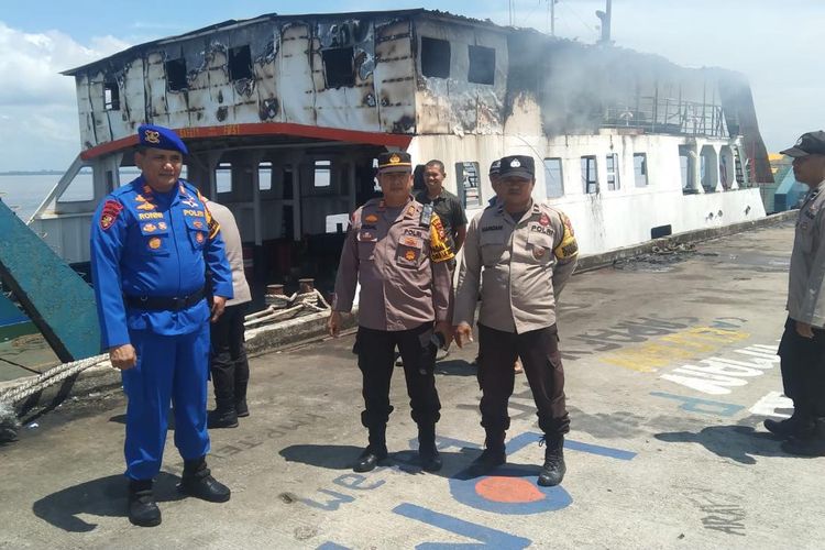 Petugas kepolisian melakukan pengamanan di lokasi kapal Roro saat dilanda kebakaran di Pelabuhan BUMD, Kabupaten Bengkalis, Riau, Kamis (23/5/2024).