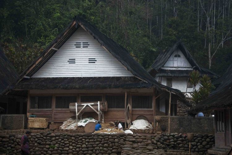 Rumah adat di Kampung Naga, Tasikmalaya.