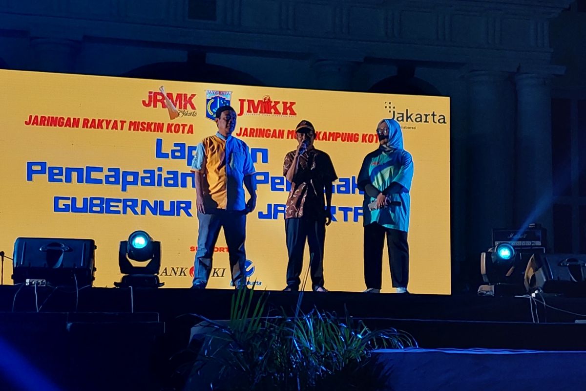 Perwakilan Asosiasi Becak Jakarta Udin (tengah) ketika berada di Kawasan Kota Tua, Jakarta Barat, Minggu (9/10/2022) malam.
