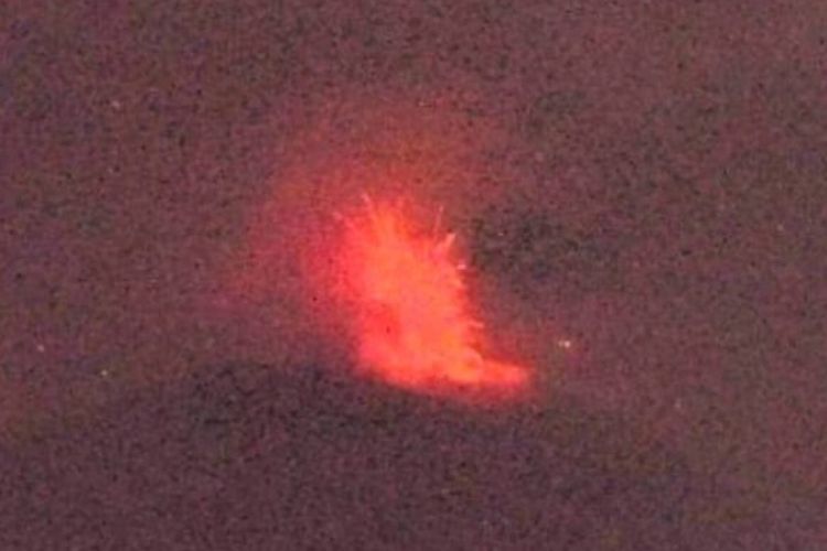 Foto: Gunung Ile Lewotolok di Kabupaten Lembata, Nusa Tenggara Timur (NTT) erupsi pada Minggu (18/6/2023) malam.