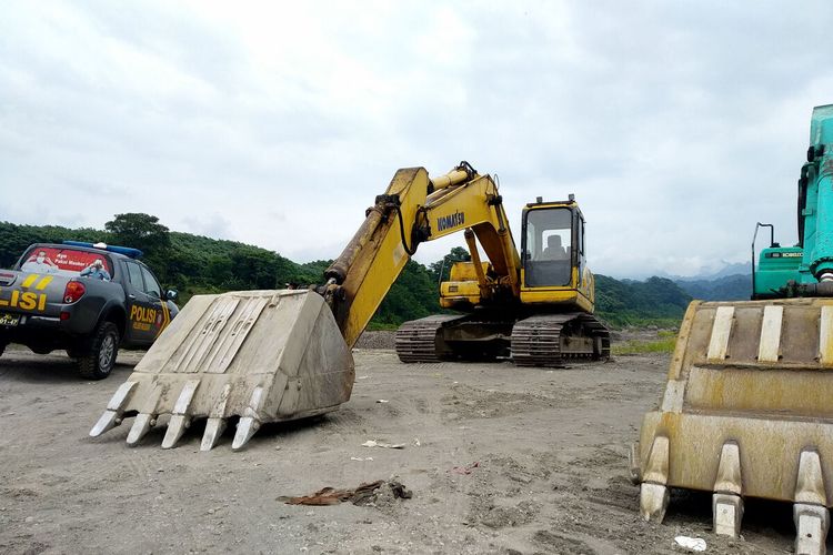 Kapolres Blitar Kota AKBP Argowiyono beserta sejumlah pejabat kepolisian melihat lokasi penambangan pasir ilegal di aliran lahar Gunung Kelud di Desa Penataran, Kecamatan Nglegok, Kabupaten Blitar, Jumat (14/1/2022)