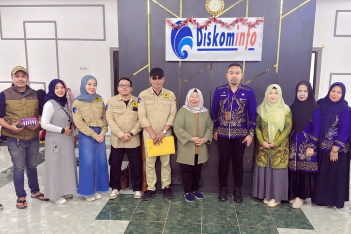 Kepala Dinas Komunikasi dan Informatika (Kadiskominfo) Kabupaten Kotabaru Gusti Abdul Wakhid menyambut baik kunjungan kerja Lembaga Penyiaran Publik Lokal (LPPL) Radio Abdi Persada dari Provinsi Kalimantan Selatan (Kalsel), Jumat (24/1/2025). 
