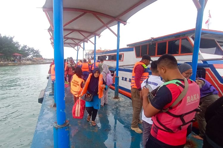 Kapal motor (KM) Raksasa mengalami mati mesin dan kemudi patah pada Minggu (1/2/2023). Sebanyak 65 penumpang terombang-ambing di perairan Kepulauan Seribu selama sekitar satu jam. 
