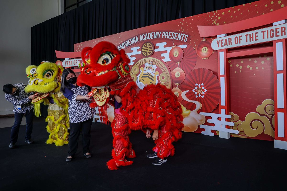 Penampilan tarian Barongsai dari para siswa Sampoerna Academy dalam acara Tahun Baru Imlek dengan tema The Spirit of Tiger di Tangerang, Jumat (28/1/2022). Principal Sampoerna Academy BSD menanamkan nilai kolaborasi dan pemikiran terbuka akan keberagaman melalui perayaan Sampoerna Academy Reinforces The IGNITE Values Through Lunar New Year.