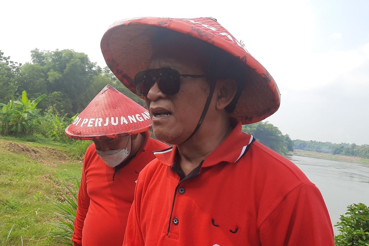 Ketua DPRD Provinsi Jawa Tengah, Bambang Kusriyanto saat melakukan aksi menanam 15 ribu pohon di Bantaran Sungai Bengawan Solo, Blora, Kamis (20/5/2021)
