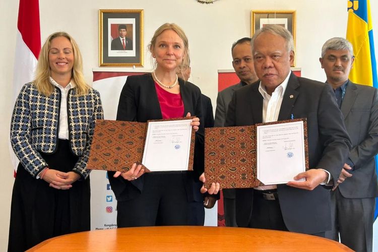 Pemerintah Indonesia melalui Kementerian Pekerjaan Umum dan Perumahan Rakyat (PUPR) dan Pemerintah Swedia melalui Swedfund International AB melakukan penandatanganan kerja sama dalam penerapan teknologi konversi sampah menjadi energi terbarukan di Indonesia. Penandatanganan dilakukan oleh Menteri PUPR Basuki Hadimuljono dan CEO Swedfund International AB Maria Håkansson di KBRI Stockholm, Swedia, Rabu (23/8/2023).