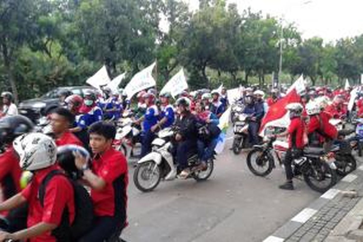 Ratusan buruh menggelar aksi di depan gedung Balai Kota Jakarta, Rabu (26/11/2014).