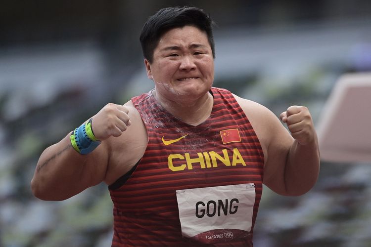 Atlet China Gong Lijoao meluapkan kegembiraan setelah menyelesaikan final nomor tolak peluru putri Olimpiade Tokyo di Stadion Olimpiade Tokyo, Jepang, pada 1 Agustus 2021.