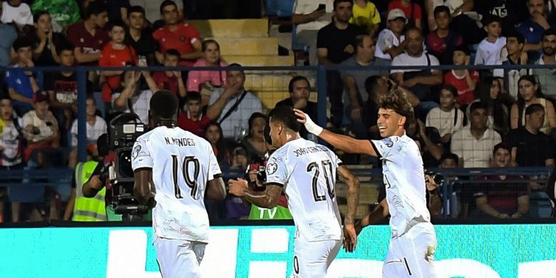 Joao Cancelo merayakan gol dengan rekan satu timnya dalam pertandingan sepak bola kualifikasi Piala Dunia 2026 antara Armenia vs Portugal di Yerevan pada 6 September 2025. (Foto oleh KAREN MINASYAN / AFP)