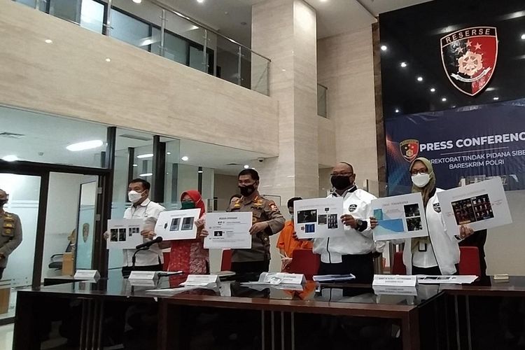 Konferensi Pers Pengungkapan Kejahatan Seksual Anak Melalui Online Free Fire oleh Dittipidsiber Bareskrim Polri di Lobi Depan Gedung Bareskrim Polri, Jakarta, Selasa (30/11/2021).