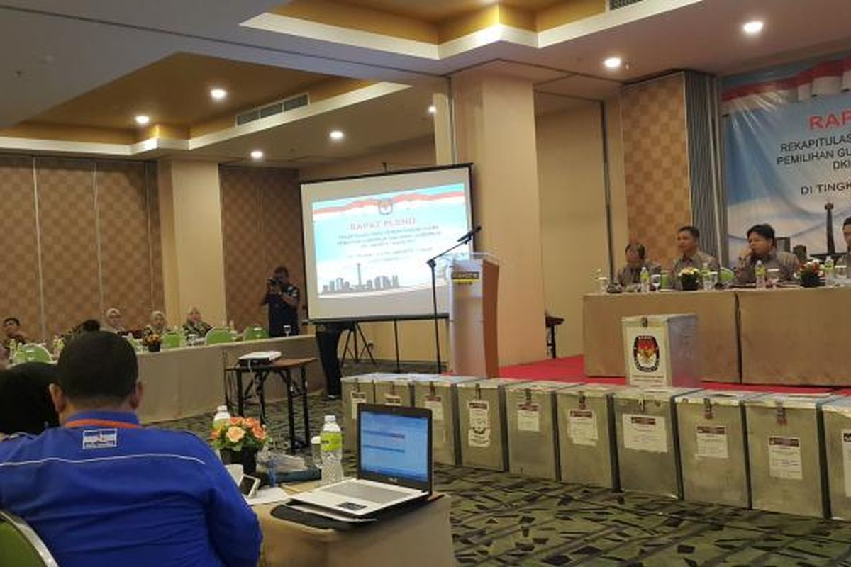 Rapat pleno rekapitulasi hasil penghitungan suara Pilkada DKI Jakarta 2017 oleh KPU Jakarta Timur di Hotel Maxone Pemuda, Rawamangun, Jakarta Timur, Kamis (23/2/2017).