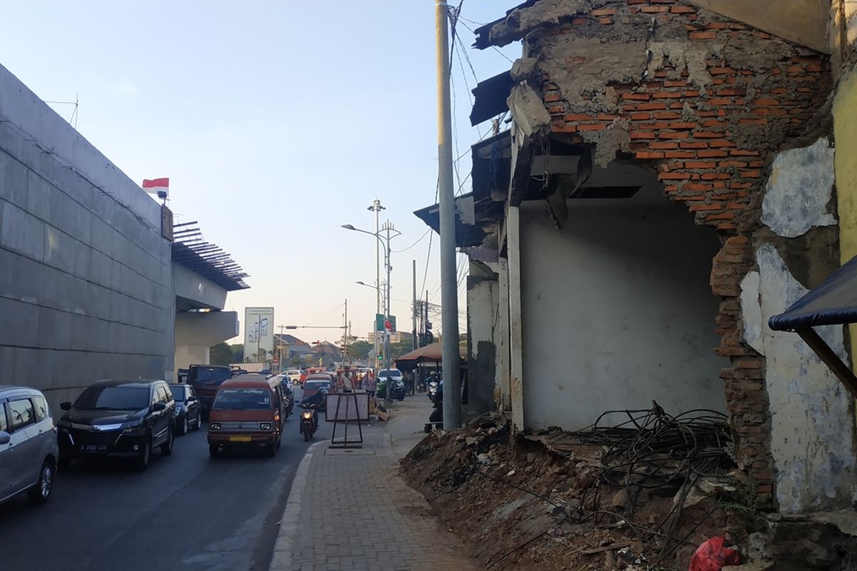 Rumah warga di sisi proyek fly over Rawa Panjang, Rawalumbu, Bekasi, tampak sudah hancur imbas pembebasan lahan.
