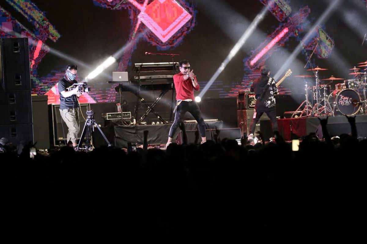 Om Leo Berkaraoke berkolaborasi dengan Radja saat tampil di acara Synchronize Fest 2019 di Gambir Expo, Kemayoran, Jakarta Pusat, Sabtu (5/10/2019). Acara festival musik tahunan ini dimeriahkan sejumlah band papan atas diantaranya Nidji, Noah, Sheila On 7, Jamrud, Iwan Fals dan lain-lain.