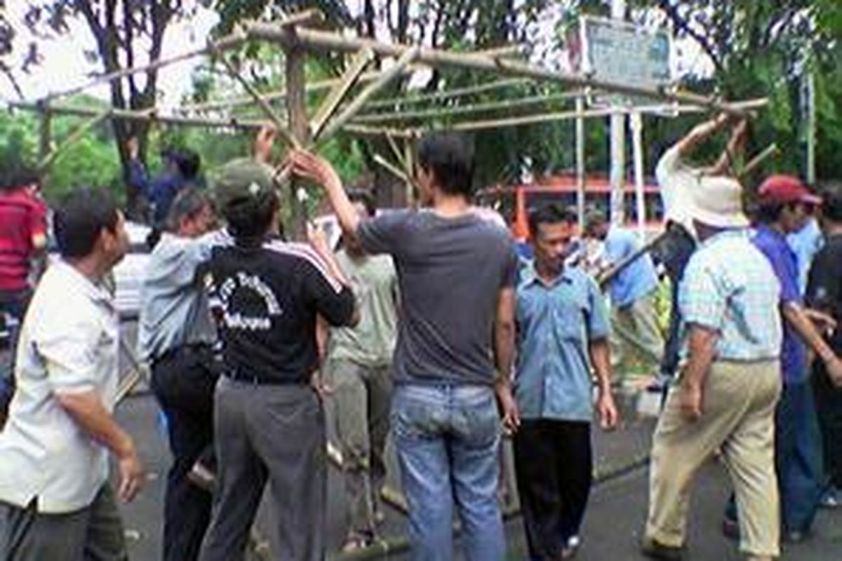 Para pedagang ikan dan bunga di kawasan Jalan Barito, Jakarta Selatan, membangun posko, mereka melakukan sejumlah aksi untuk menolak rencana relokasi, Rabu (16/1)