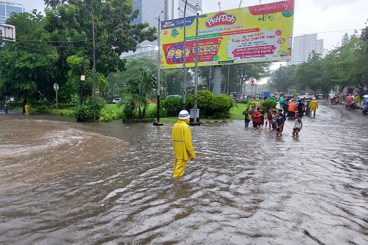 Banjir meredam kawasan Jalan Arteri Pondok Indah, tepatnya di Simpang Gandaria City, Jakarta Selatan, Sabtu (6/1/2024).