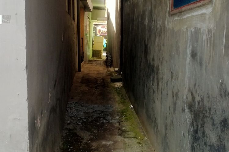 Kondisi akses jalan dari rumah milik Joko Ismoyo (65) yang berada di Kota Malang, Jawa Timur yang hendak dibangun pagar oleh tetangganya. 