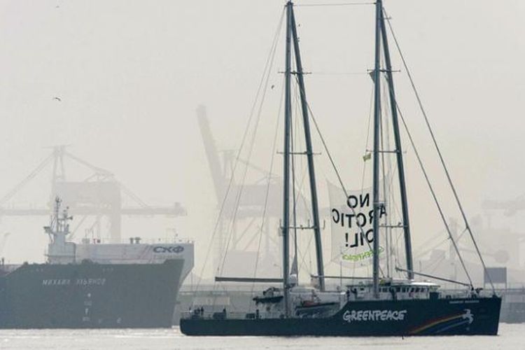 Kapal milik Greenpeace, Rainbow Warrior berlayar sambil membawa spanduk No Artic Oil saat berusaha mencegah sebuah kapal tanker Rusia merapat di pelabuhan Rotterdam, Belanda.