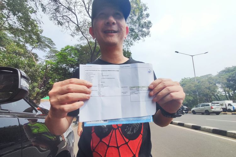 Feri, pemilik mobil yang kena tilang uji emisi saat razia uji emisi di Jakarta Pusat, Jumat (1/9/2023) 