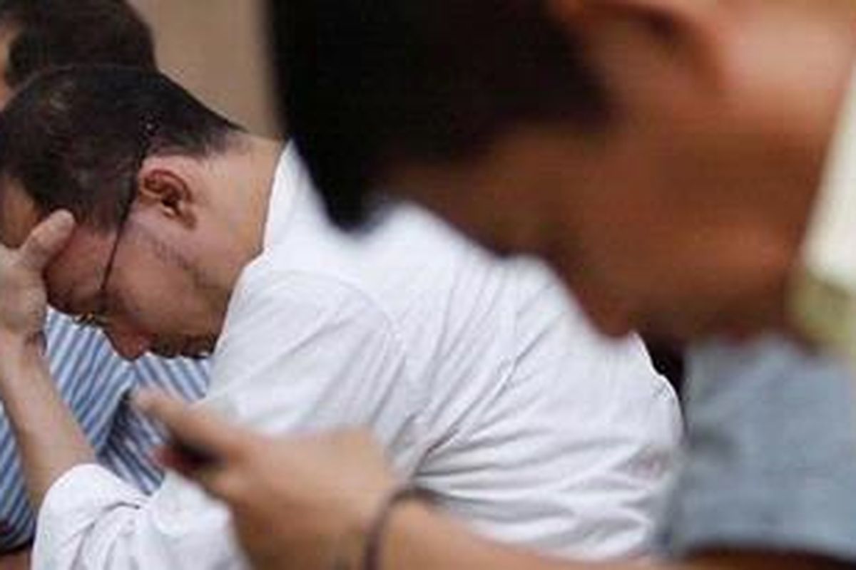 Drummer grup PADI, Surendro Prasetyo alias Yoyok divonis satu tahun penjara dipotong masa tahanan dalam sidang pembacaan vonis di Pengadilan Negeri Jakarta Pusat, Selasa (9/8/2011).  Yoyok akan menjalani sisa masa tahanan di Yayasan Rehabilitasi Peduli Masyarakat di Kampung Melayu Jakarta. 