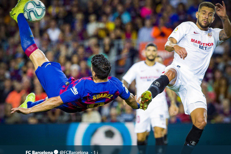 Penyerang Barcelona, Luis Suarez melepaskan tendangan salto ke gawang Sevilla pada laga pekan kedelapan Primera Division, kasta tertinggi La Liga Spanyol, di Stadion Camp Nou, Barcelona, Minggu (6/10/2019) atau Senin dini hari WIB.