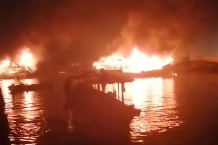 TERBAKAR: Empat kapal ikan dilaporkan terbakar di dermaga 3 Pelabuhan Perikanan Samudra Cilacap (PPSC), Jawa Tengah, Kamis (25/4/2024) malam.