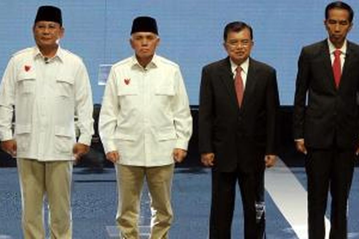 Pasangan capres dan cawapres, Prabowo-Hatta Rajasa dan Jokowi-Jusuf Kalla mengikuti acara debat di Balai Sarbini, Jakarta, Senin (9/6/2014). Debat capres dan cawapres rencananya akan dilakukan sebanyak lima kali selama masa kampanye.