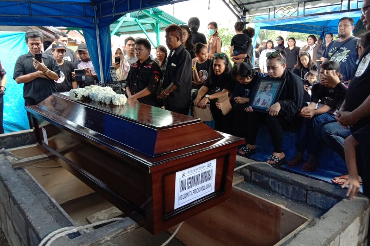 Prosesi pemakaman Paul Ferdinand Ayorbaba salah satu korban jatuhnya pesawat Lion Air di perairan Karawang, Jawa Barat. Almarhum di makamkan tepat disamping makam ayahnyya Luther Ayorbaba di pemakaman umum Kristen, SP 1, Distrik Wania, Timika Papua, Jumat (9/11/2018)