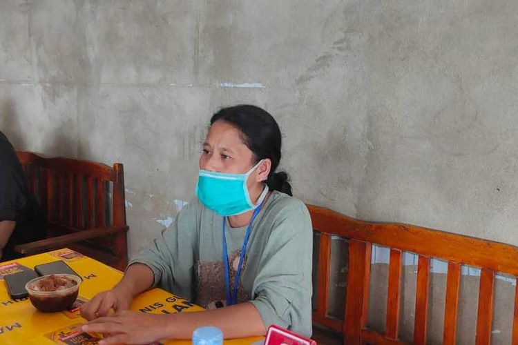 Yani (38) ibu dari DA saat memberikan keterangan terkait kondisi anaknya yang sudah tiga kali operasi usus buntu namun tak kunjung sembuh.