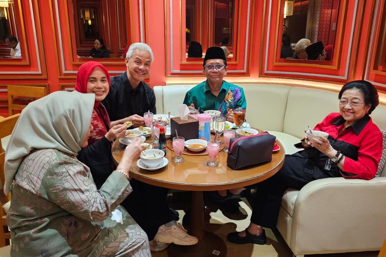 Momen Ganjar Pranowo dan Mahfud MD yang merupakan bacapres-bacawapres PDI-P makan bersama Ketua Umum Megawati Soekarnoputri di Kantor DPP PDI-P, Jalan Diponegoro, Menteng, Jakarta, Rabu (18/10/2023).