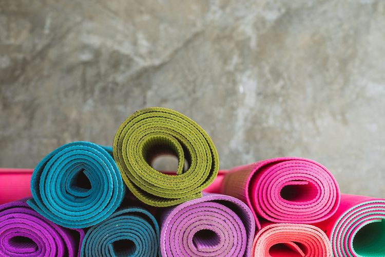 Ilustrasi matras yoga.  Berikut ide kado pernikahan unik yang antimainstream