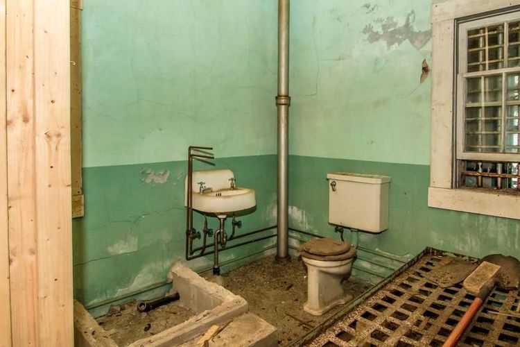 Penjara itu masih memiliki semua keunikan - lengkap dengan jendela berjeruji dan toilet berkarat.
