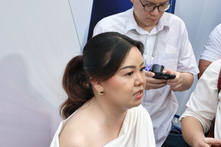 PR Lead Realme Indonesia, Krisva Angniezsca ditemui di sela peluncuran Realme C100 Series di Universitas Katolik Atma Jaya, Kamis (7/5/2026).